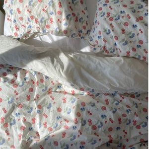 Djerf Avenue Summer Berries Pillowcases and Duvet Cover